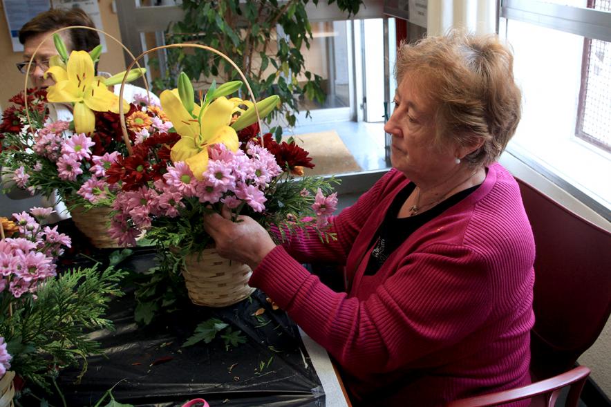 Semana del Mayor 2016 - Taller Floral - Participante del taller floral.