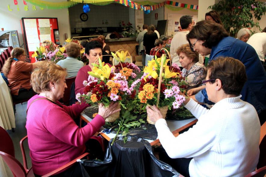 Semana del Mayor 2016 - Taller Floral - Coordinadora dando una explicación a los participantes en el taller floral.