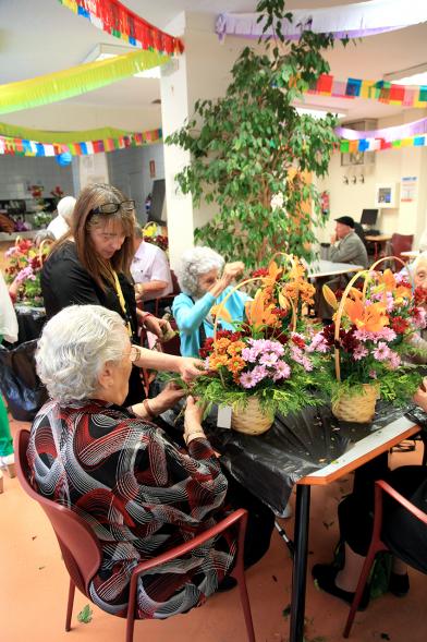 Semana del Mayor 2016 - Taller Floral - Coordinadora dando una explicación a los participantes en el taller floral.