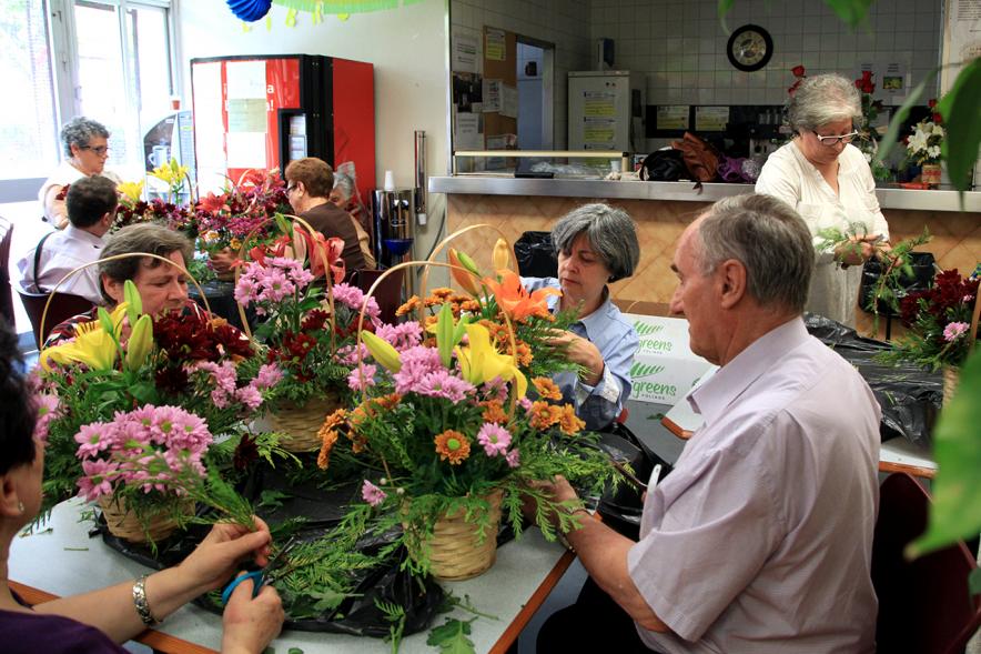 Semana del Mayor 2016 - Taller Floral - Mayores participando en el taller floral.