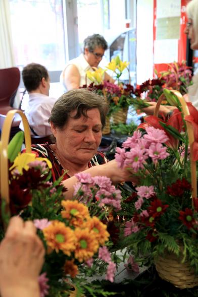 Semana del Mayor 2016 - Taller Floral - Participante del taller floral.