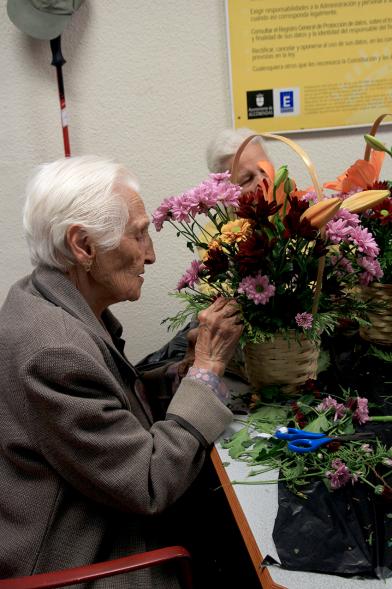 Semana del Mayor 2016 - Taller Floral - Participante del taller floral.