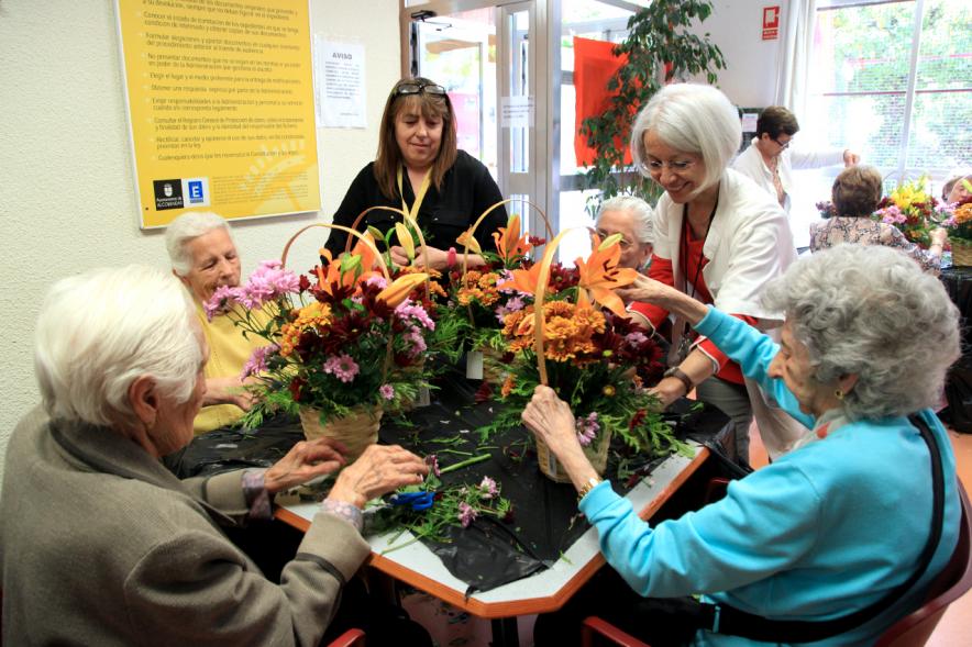 Semana del Mayor 2016 - Taller Floral - Coordinadora dando una explicación a los participantes en el taller floral.