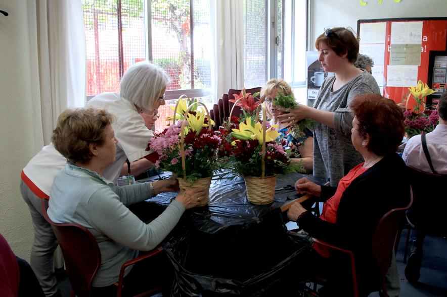 Semana del Mayor 2016 - Taller Floral - Coordinadora dando una explicación a los participantes en el taller floral.