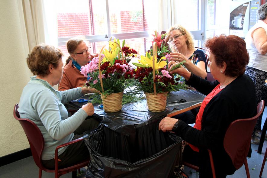 Semana del Mayor 2016 - Taller Floral - Mayores participando en el taller floral.