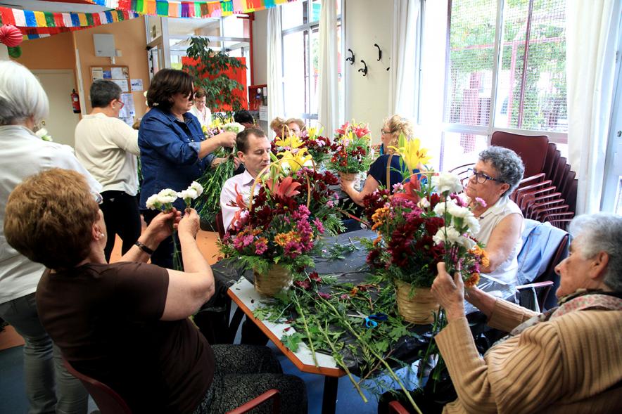 Semana del Mayor 2016 - Taller Floral - Mayores participando en el taller floral.