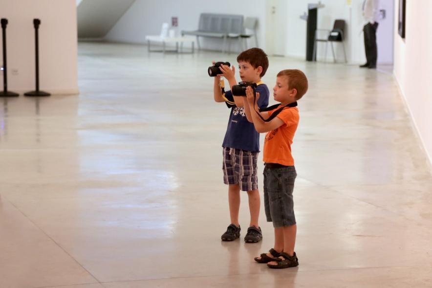 Taller de Fotografía con Niños en el Centro de Arte - Imagen de niños haciendo una fotografía.