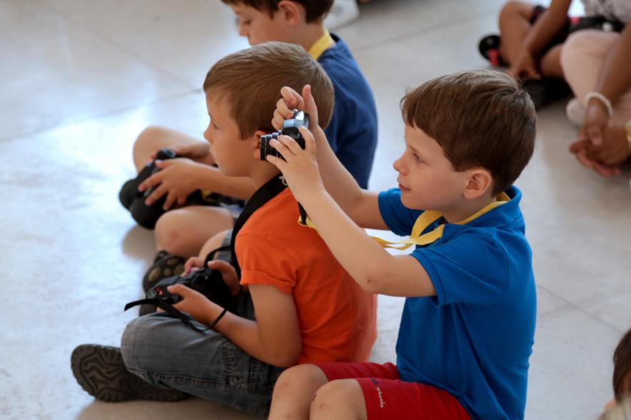 Taller de Fotografía con Niños en el Centro de Arte - Imagen de niños con cámaras de fotos participando en el taller.