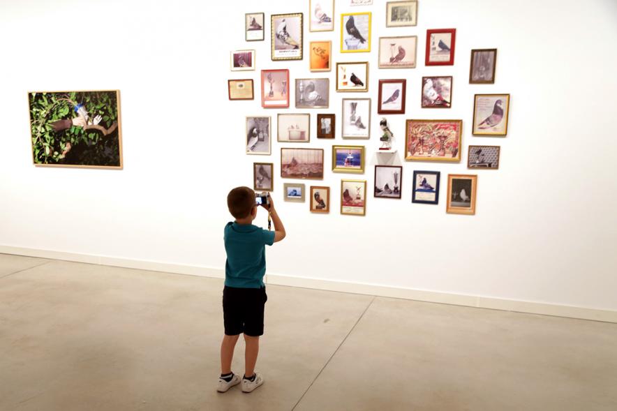 Taller de Fotografía con Niños en el Centro de Arte - Imagen de niño haciendo una fotografía.