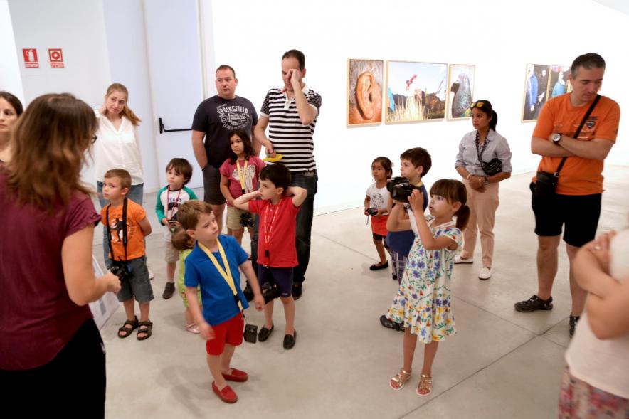 Taller de Fotografía con Niños en el Centro de Arte - Imagen de niños con cámaras de fotos participando en el taller.
