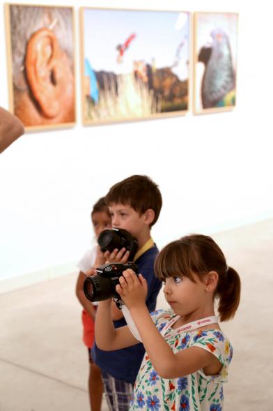 Taller de Fotografía con Niños en el Centro de Arte - Imagen de niños con cámaras de fotos participando en el taller.