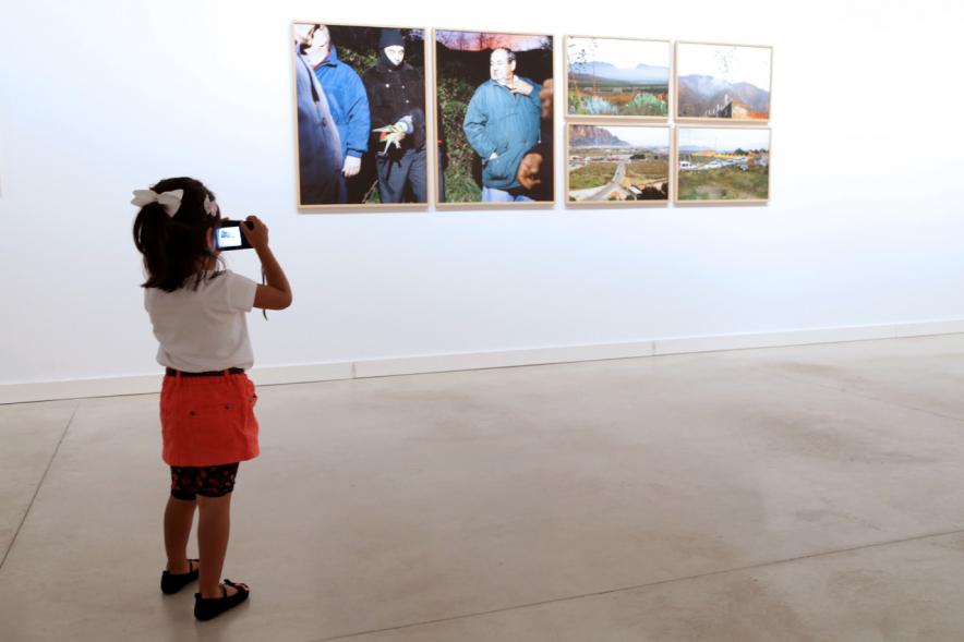 Taller de Fotografía con Niños en el Centro de Arte - Imagen de niña haciendo una fotografía.