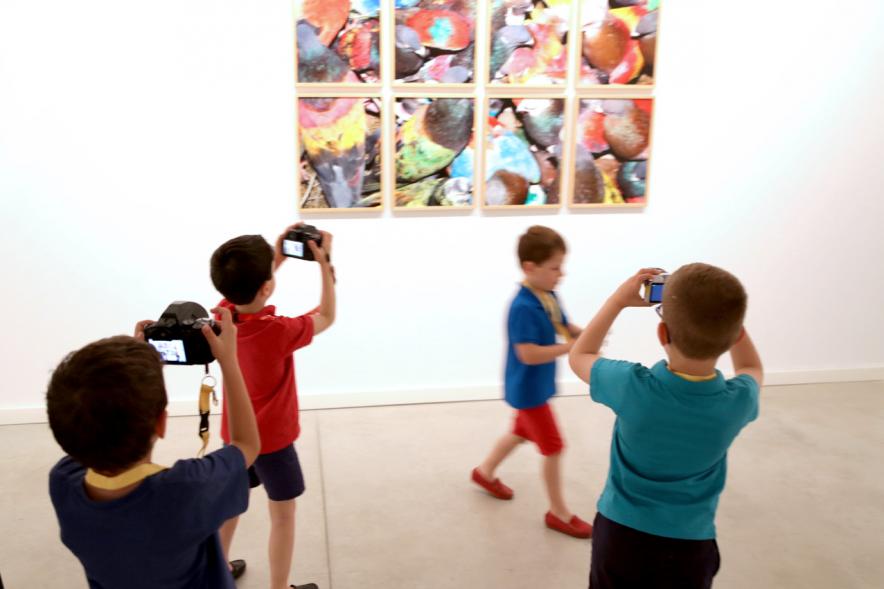Taller de Fotografía con Niños en el Centro de Arte -Imagen de niños con cámaras de fotos participando en el taller.