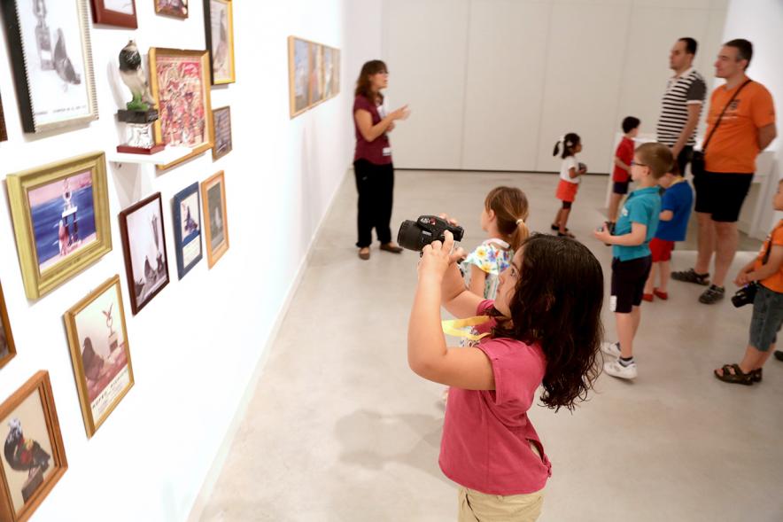 Taller de Fotografía con Niños en el Centro de Arte - Imagen de niños con cámaras de fotos participando en el taller.