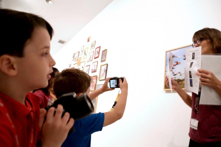 Taller de Fotografía con Niños en el Centro de Arte -Imagen de niños con cámaras de fotos participando en el taller.