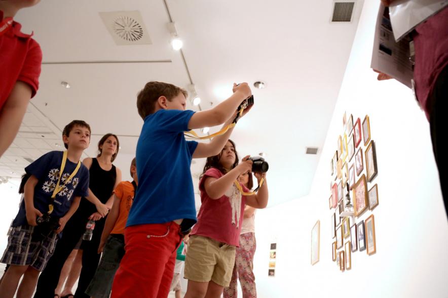 Taller de Fotografía con Niños en el Centro de Arte -Imagen de niños con cámaras de fotos participando en el taller.