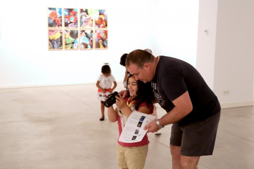 Taller de Fotografía con Niños en el Centro de Arte - Imagen de niños con cámaras de fotos participando en el taller.