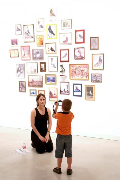 Taller de Fotografía con Niños en el Centro de Arte - Imagen de niño haciendo una fotografía.