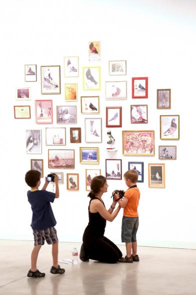 Taller de Fotografía con Niños en el Centro de Arte - Imagen de niños con cámaras de fotos participando en el taller.