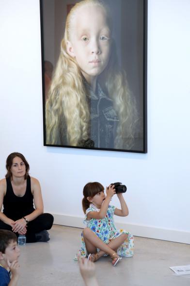 Taller de Fotografía con Niños en el Centro de Arte - Imagen de niña haciendo una fotografía.