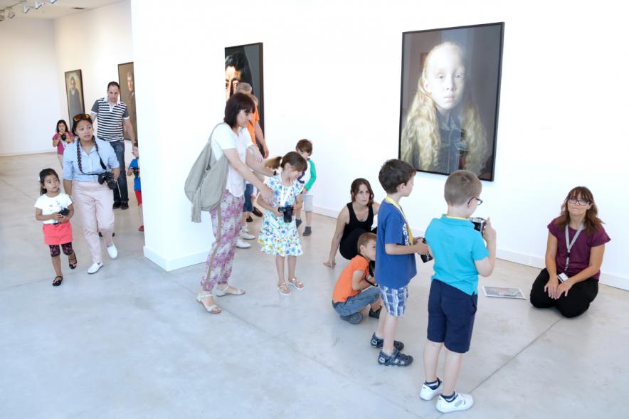 Taller de Fotografía con Niños en el Centro de Arte - Imagen de niños con cámaras de fotos participando en el taller.