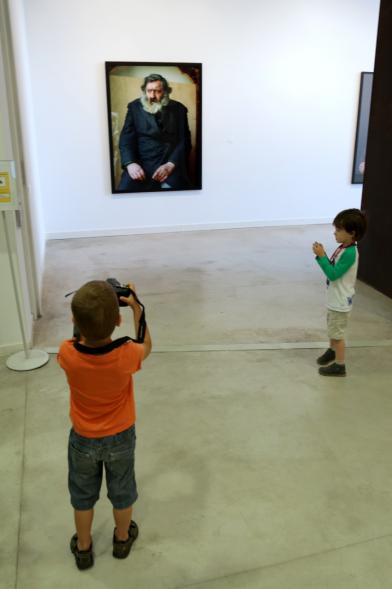 Taller de Fotografía con Niños en el Centro de Arte -Imagen de niño haciendo una fotografía.
