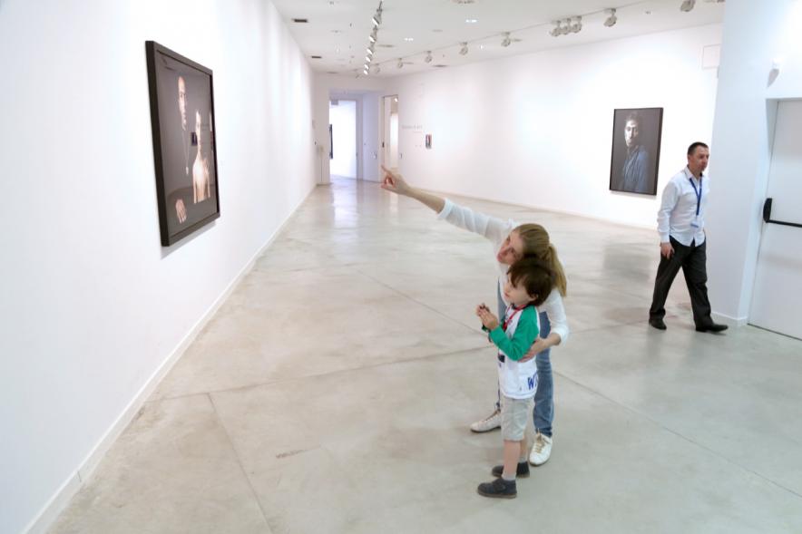 Taller de Fotografía con Niños en el Centro de Arte - Imagen de niño mirando una fotografía.