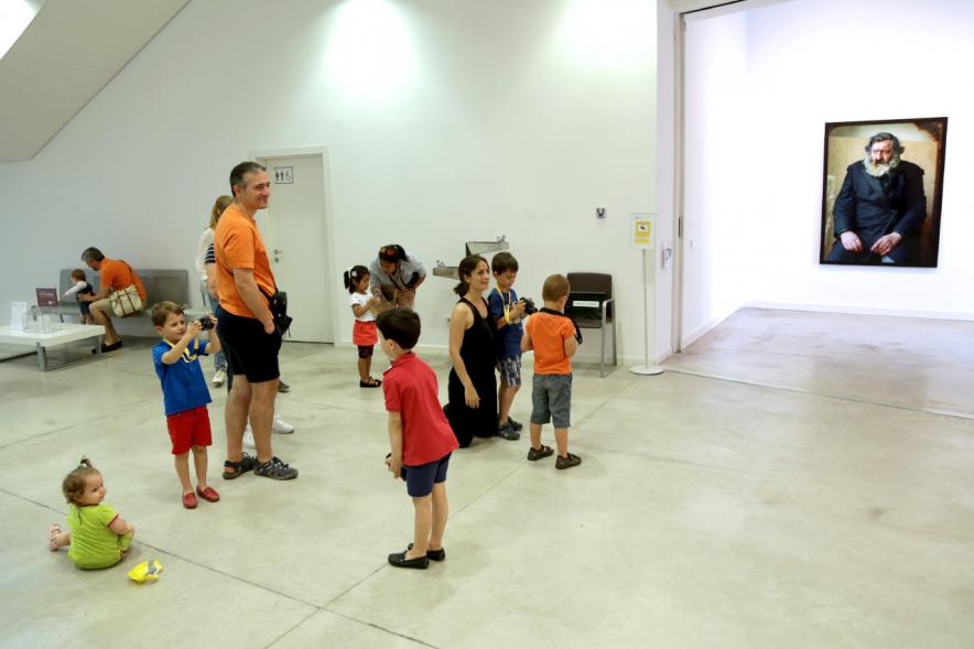 Taller de Fotografía con Niños en el Centro de Arte - Imagen de niños con cámaras de fotos participando en el taller.