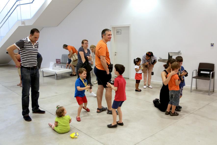 Taller de Fotografía con Niños en el Centro de Arte - Imagen de niños con cámaras de fotos participando en el taller.
