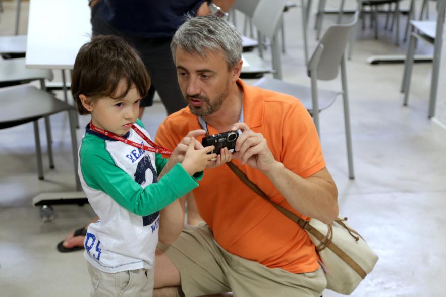 Taller de Fotografía con Niños en el Centro de Arte - Imagen de niño haciendo una fotografía.