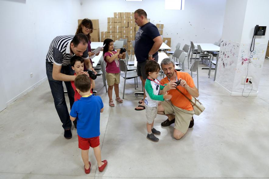 Taller de Fotografía con Niños en el Centro de Arte - Imagen de niños con cámaras de fotos participando en el taller.