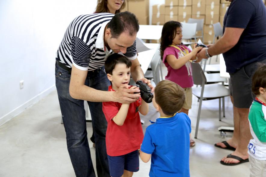 Taller de Fotografía con Niños en el Centro de Arte - Imagen de niños con cámaras de fotos participando en el taller.