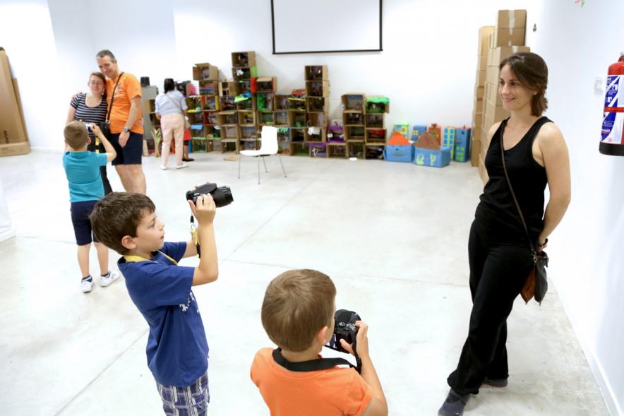 Taller de Fotografía con Niños en el Centro de Arte - Imagen de monitora del taller impartiendo clase a los niños participantes.