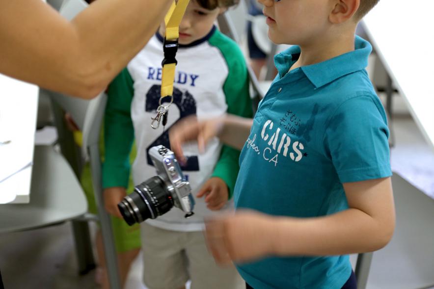 Taller de Fotografía con Niños en el Centro de Arte - Imagen de niño haciendo una fotografía.