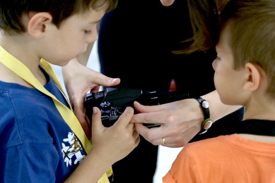 Taller de Fotografía con Niños en el Centro de Arte - Imagen de niño mirando una fotografía.