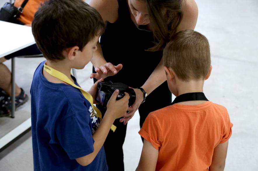Taller de Fotografía con Niños en el Centro de Arte - Imagen de niño mirando una fotografía.