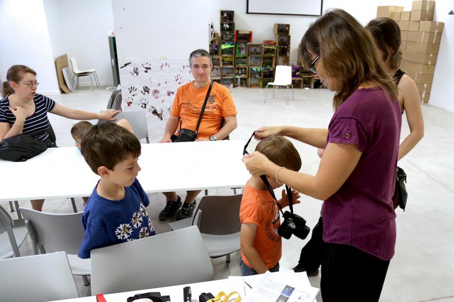 Taller de Fotografía con Niños en el Centro de Arte -Imagen de monitora del taller impartiendo clase a los niños participantes.