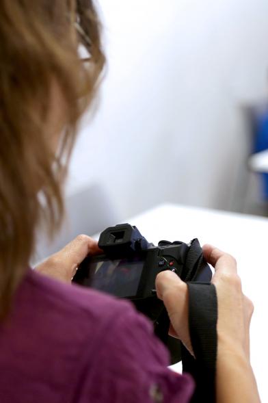 Taller de Fotografía con Niños en el Centro de Arte - Imagen de niña mirando su cámara de fotos.