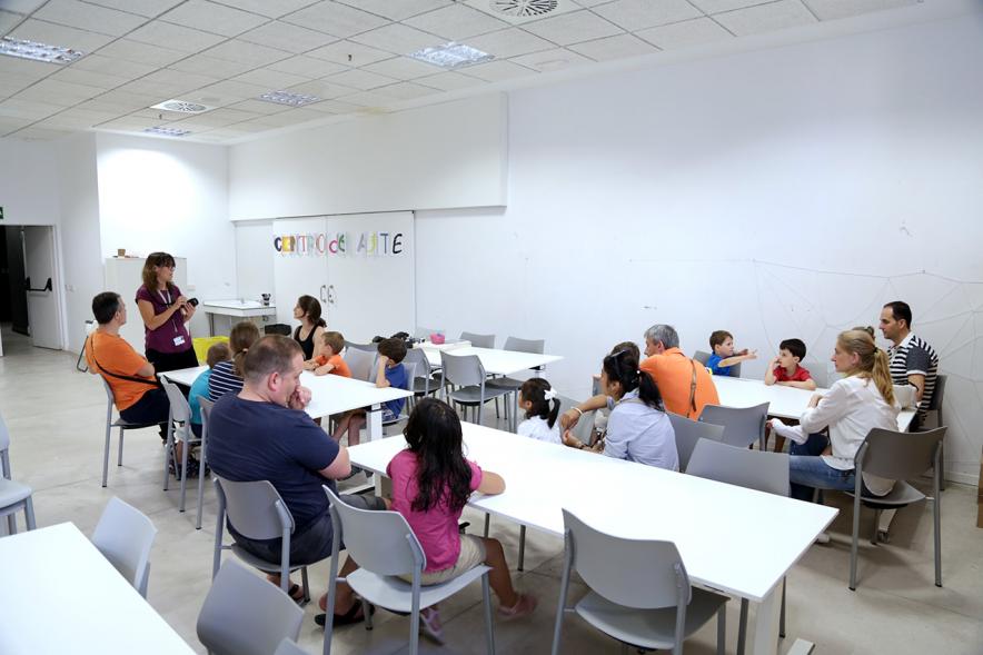 Taller de Fotografía con Niños en el Centro de Arte - Imagen de monitora del taller impartiendo clase a los niños participantes.
