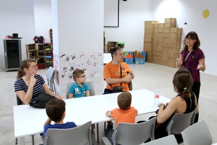Taller de Fotografía con Niños en el Centro de Arte - Imagen de monitora del taller impartiendo clase a los niños participantes.