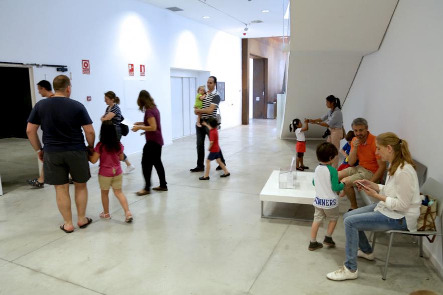 Taller de Fotografía con Niños en el Centro de Arte - Imagen de monitora del taller impartiendo clase a los niños participantes.