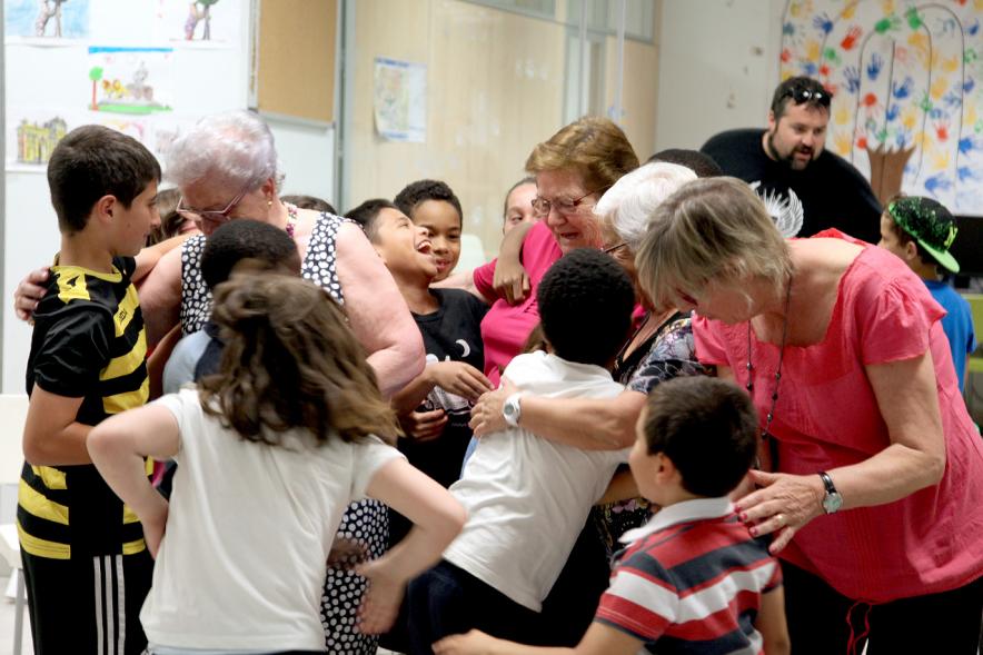 Charla y Taller sobre Maltrato a Mayores en Casa de las Asociaciones -  Un grupo de niños  junto a los participantes. 