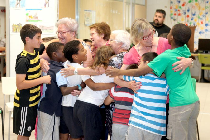 Charla y Taller sobre Maltrato a Mayores en Casa de las Asociaciones - Un grupo de niños  junto a los participantes.  