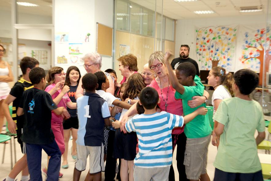 Charla y Taller sobre Maltrato a Mayores en Casa de las Asociaciones -  Un grupo de niños  junto a los participantes. 