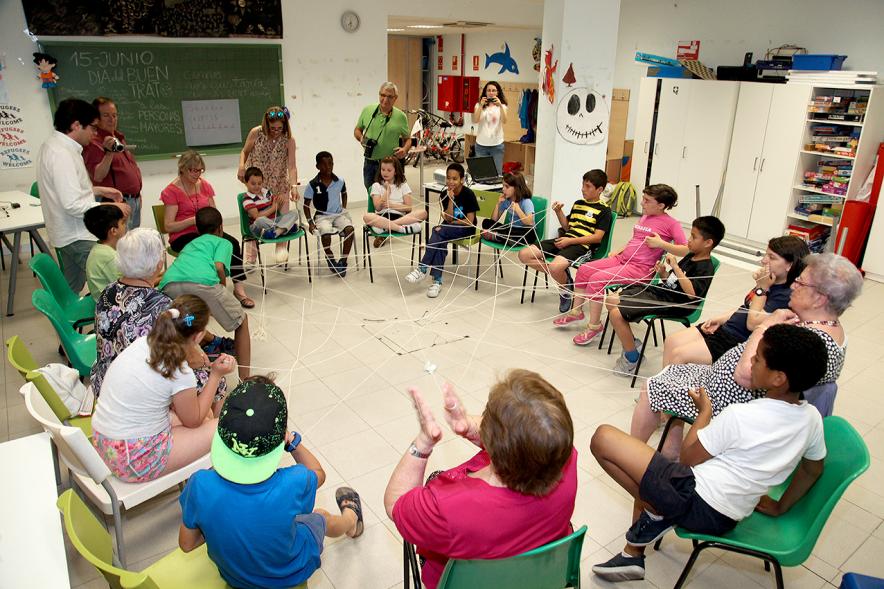 Charla y Taller sobre Maltrato a Mayores en Casa de las Asociaciones - Un grupo de niños  junto a los participantes. 