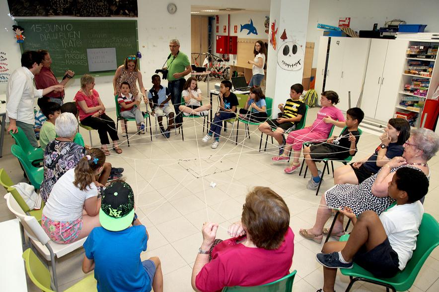 Charla y Taller sobre Maltrato a Mayores en Casa de las Asociaciones - Un grupo de niños  con los participantes. 