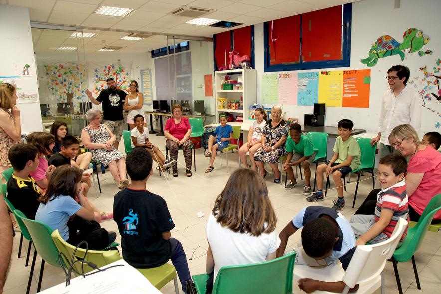 Charla y Taller sobre Maltrato a Mayores en Casa de las Asociaciones - Los monitores junto a los participantes.  