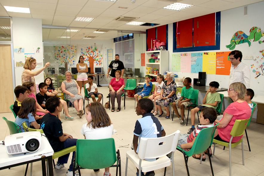 Charla y Taller sobre Maltrato a Mayores en Casa de las Asociaciones -  Los monitores junto a los participantes.