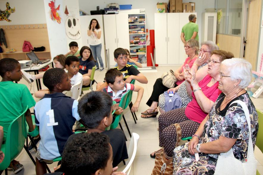 Charla y Taller sobre Maltrato a Mayores en Casa de las Asociaciones -  Los participantes interactuando con los niños.