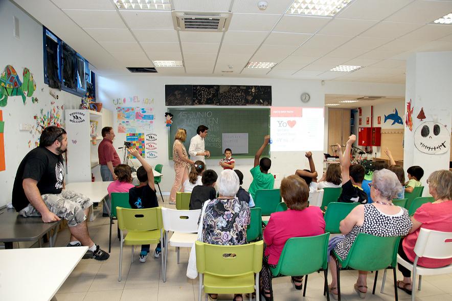 Charla y Taller sobre Maltrato a Mayores en Casa de las Asociaciones -  Los monitores junto a los participantes.